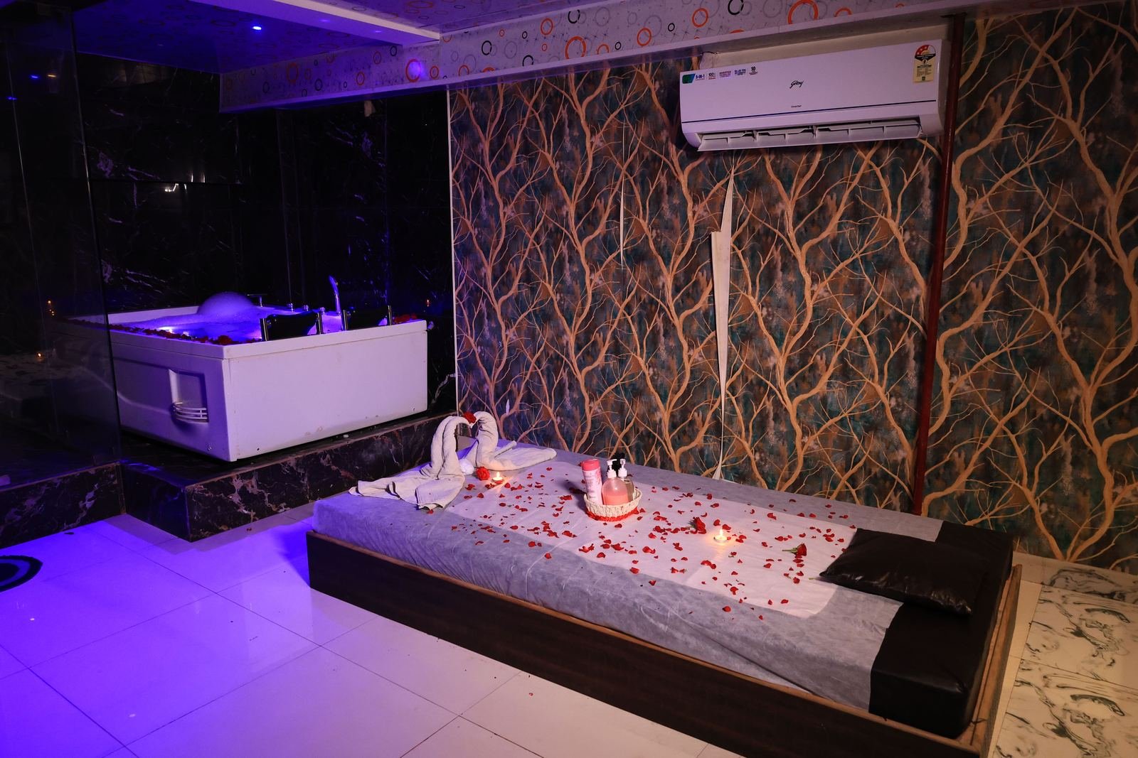 Deluxe therapy room with attached jacuzzi at Paradise Spa, Mira Road