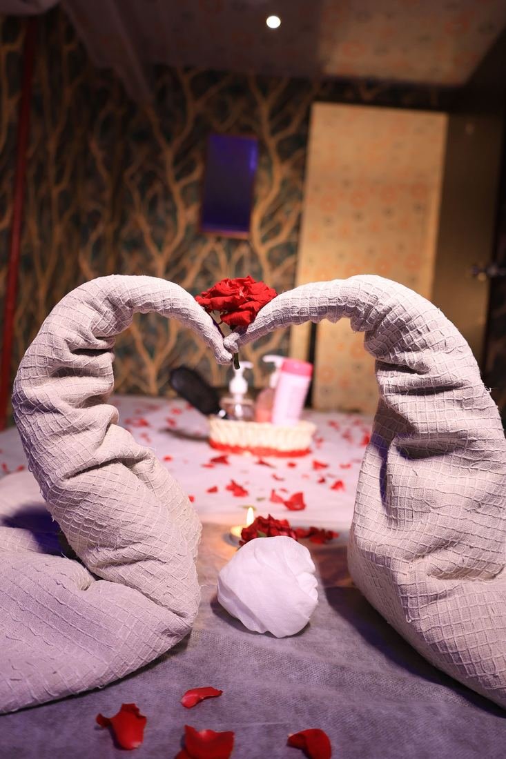 Folded towel art and clean linen at Paradise Spa, Mira Road